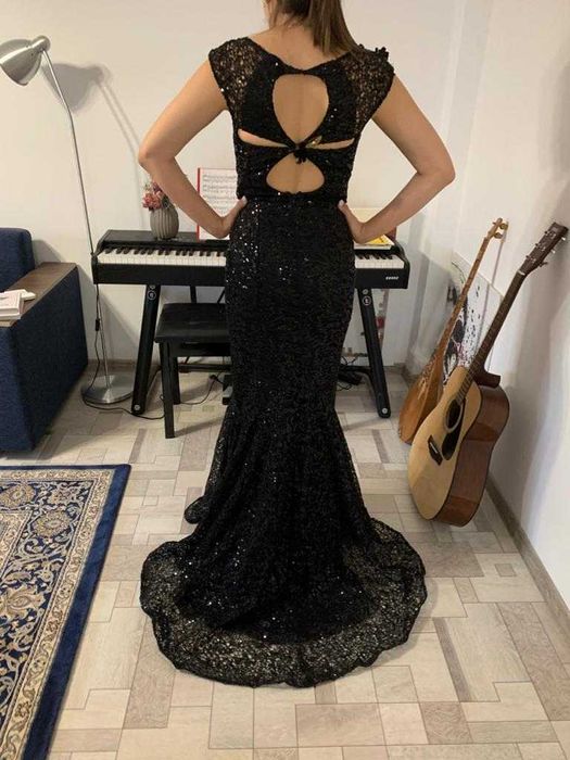Черное вечернее платье с пайетками