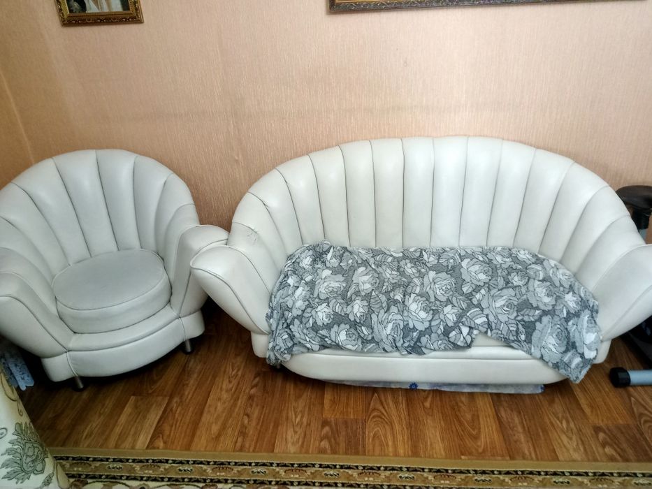 Коженный диван и кресло