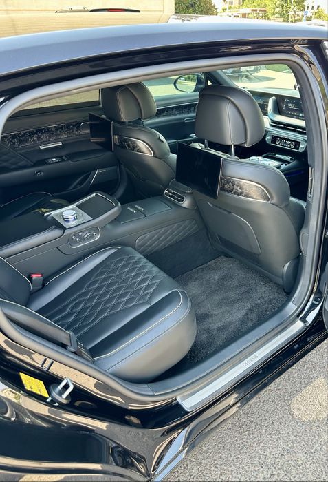 Genesis G90 Limousine