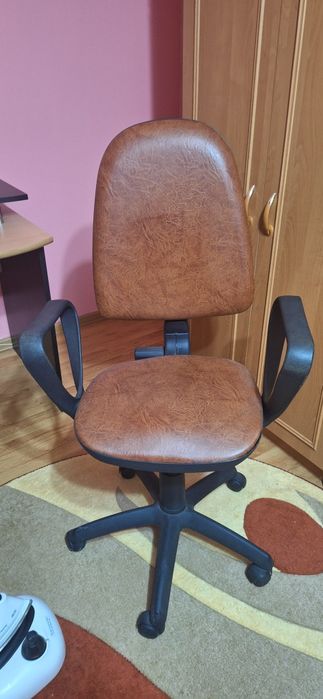 Birou cu scaun de vânzare