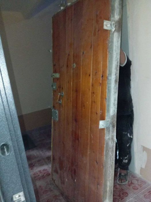 продается бу железный дверь и чугунный батареи