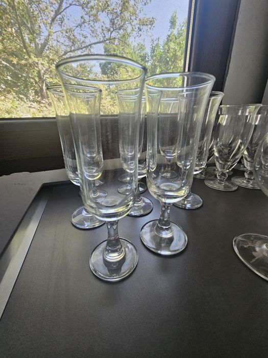 Стъклени чаши  порцеланови чинии