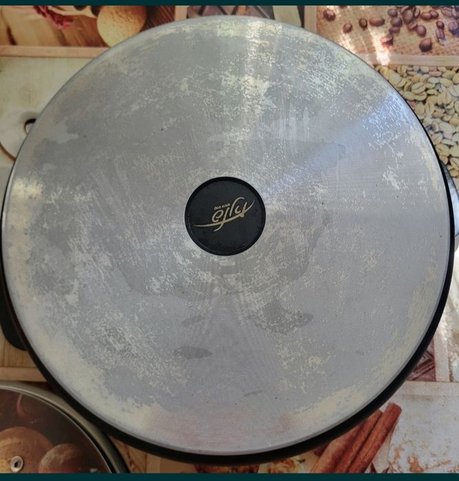 Кастрюля с антипригарным покрытием.