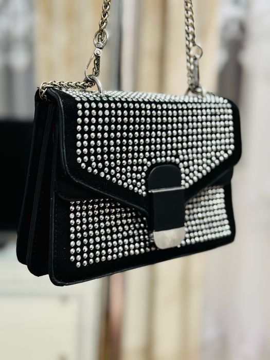 Geantă neagra din catifea cu model din pietre swarovsky de la PRADA