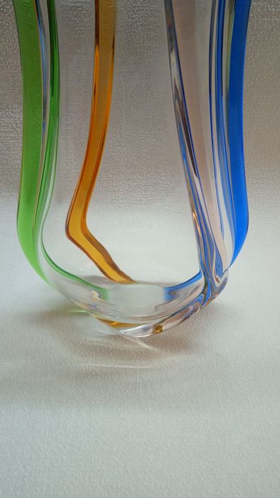 Продается  - ваза для цветов , цветное стекло ,  богема .