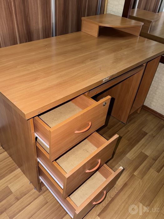 Продаёться письменный стол.В хорошем состояние.Продаю иза ненадобность