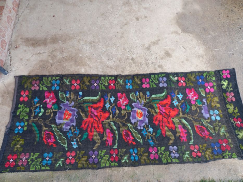 Carpetă de 100 ani cusută manual