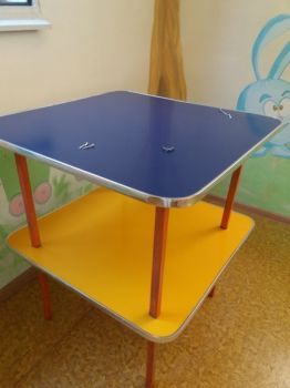 Палас, кровати , столики.