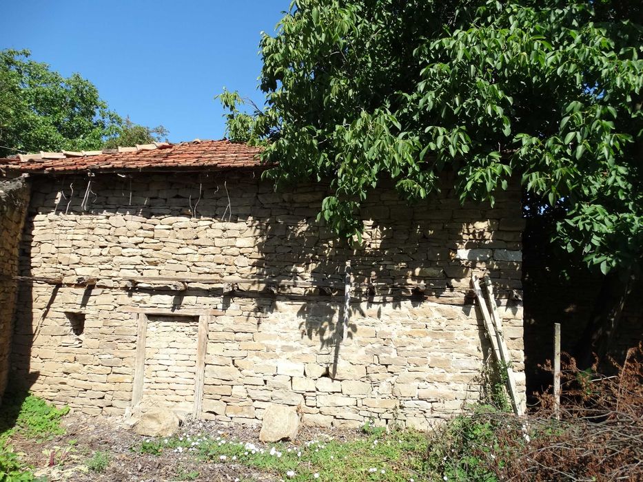 Напълно реновирана къща с двор в с.Дичин.