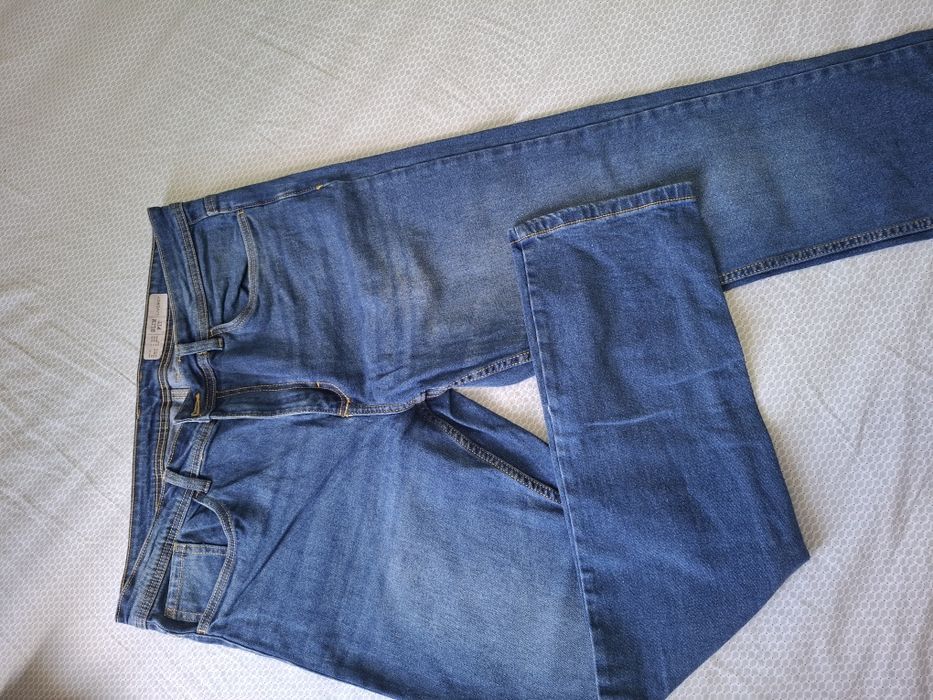 Vând pantaloni lungi