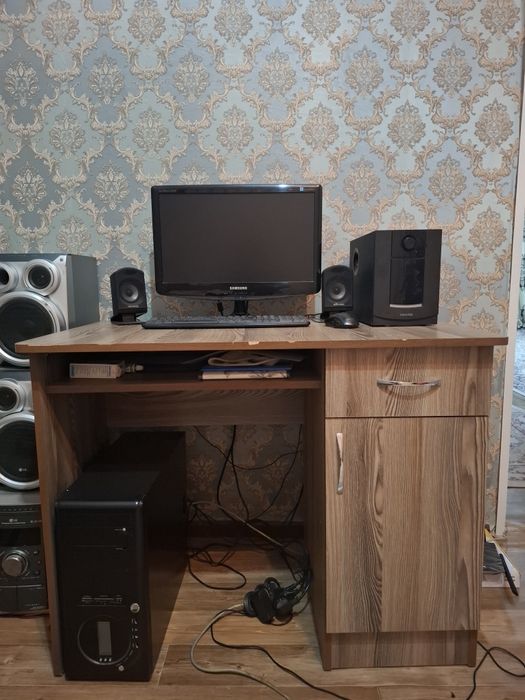 Продаю кровать, компьютерный стол и детский стул