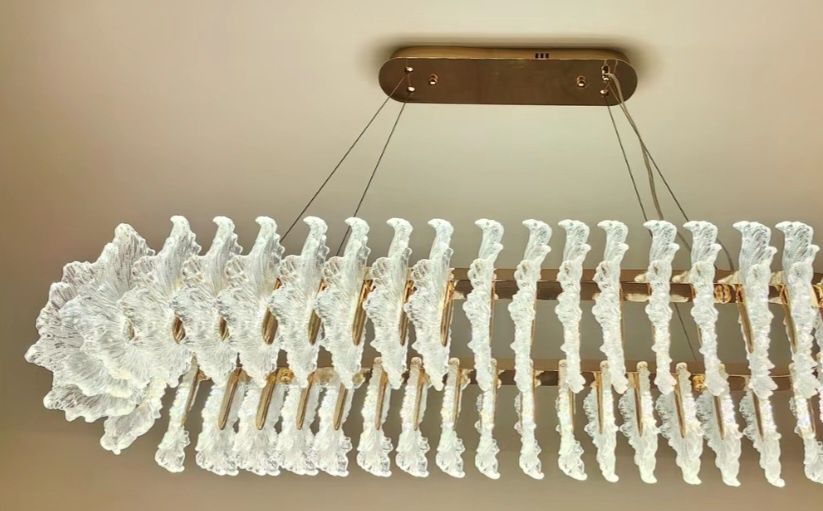 Продам люстры новые золото