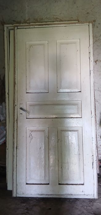 Hona uchun taxtadan yasalgan eshik va deraza karopkasi bn holati yaxsh