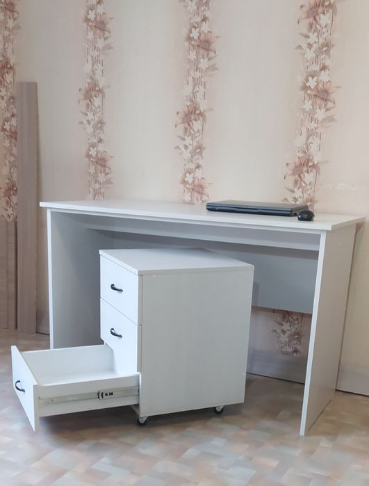 Письменный стол с  тумбой