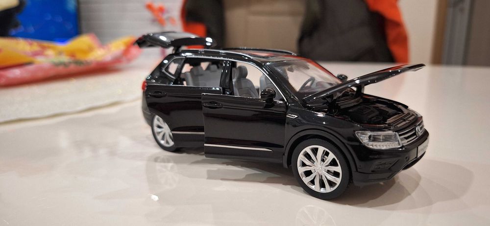 VW Tiguan 1:32 с отваряеми врати, капак, светещи фарове и стопове