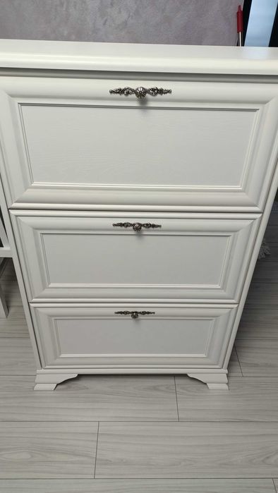 Vand masa + 6 scaune + pantofar