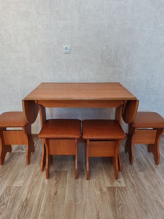 Стол со стульями