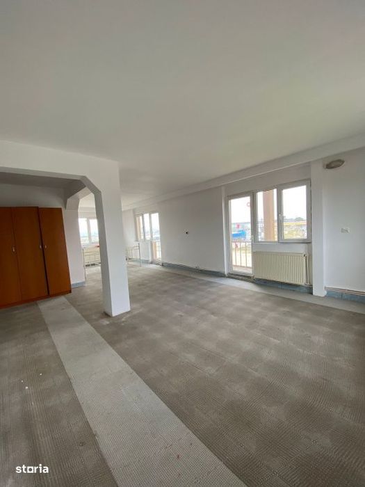 Spatiu comercial P+1+M, 1.000 mp construiti + teren 3.000 mp