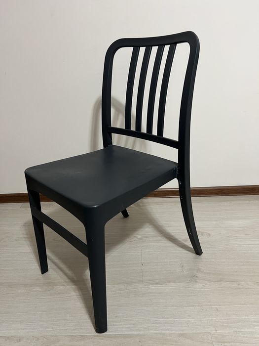 Продам стулья. Белые и черные