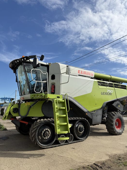 Combină Claas Lexion 750 TT 2017-heder 7,7 m + porumb 8 rânduri