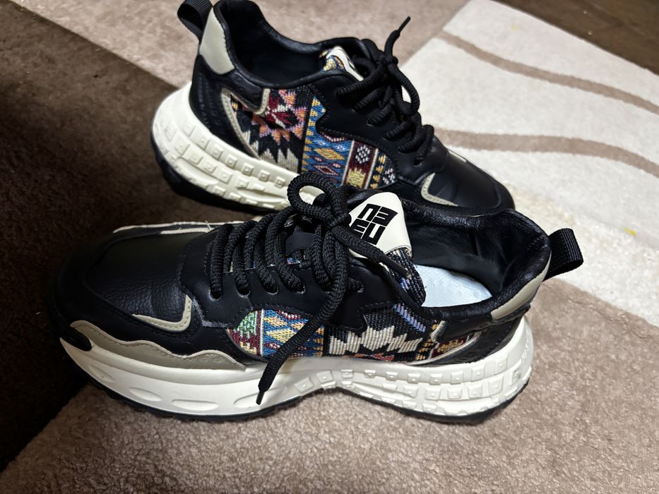 Adidasi design modern