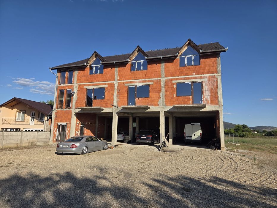 Vila/Casa de vanzare Sebis - 10 camere, 10 bai, 3 garaje 1200mp