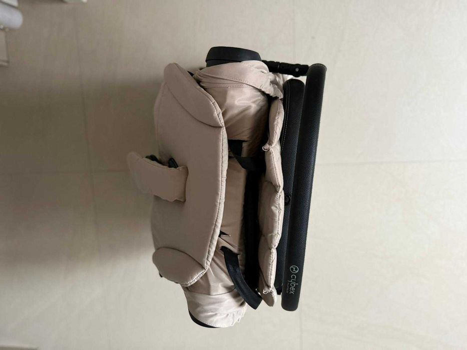 Carucior Cybex Coya Simply Flowers Beige / Bej ideal pentru avion