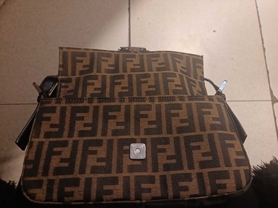 Vând geanta noua Fendi