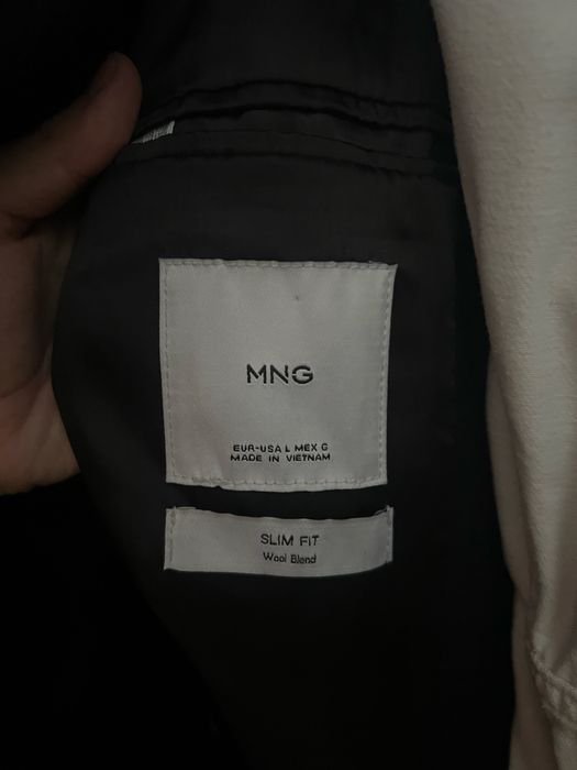 Мъжко палто носено един сезон. Причината е че ми е малко , то е Slim fit L размер.
