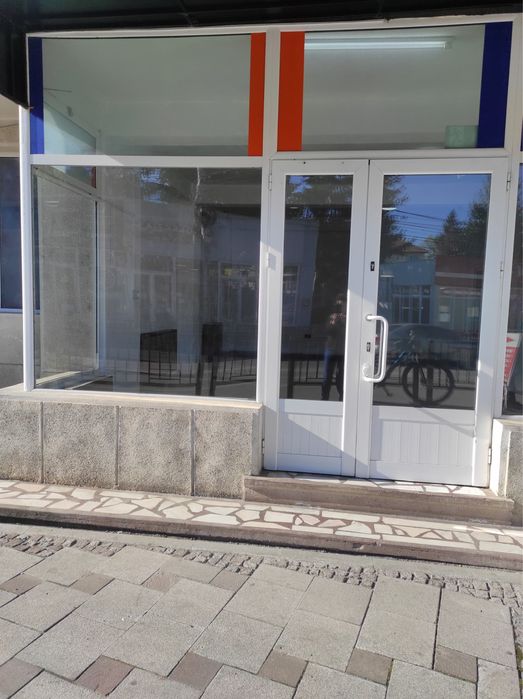 Închiriez spațiu comercial la intrarea în Piața Centrală
