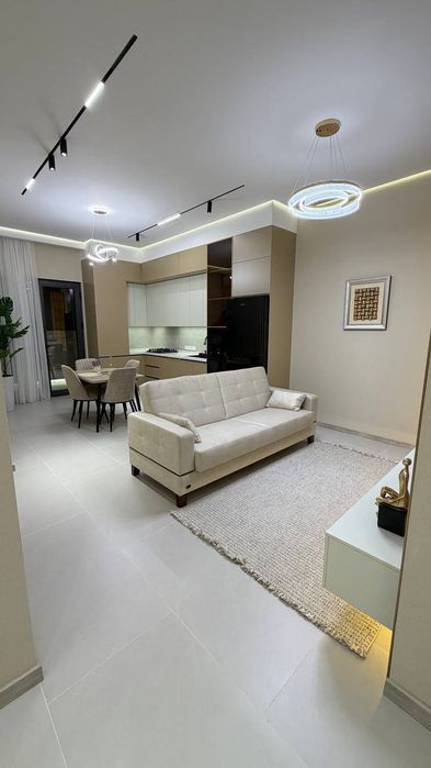 Продается 2 комнатная Жк Мухташам  (ул. Ниёзбек йули 2)
3 этаж 
70 к