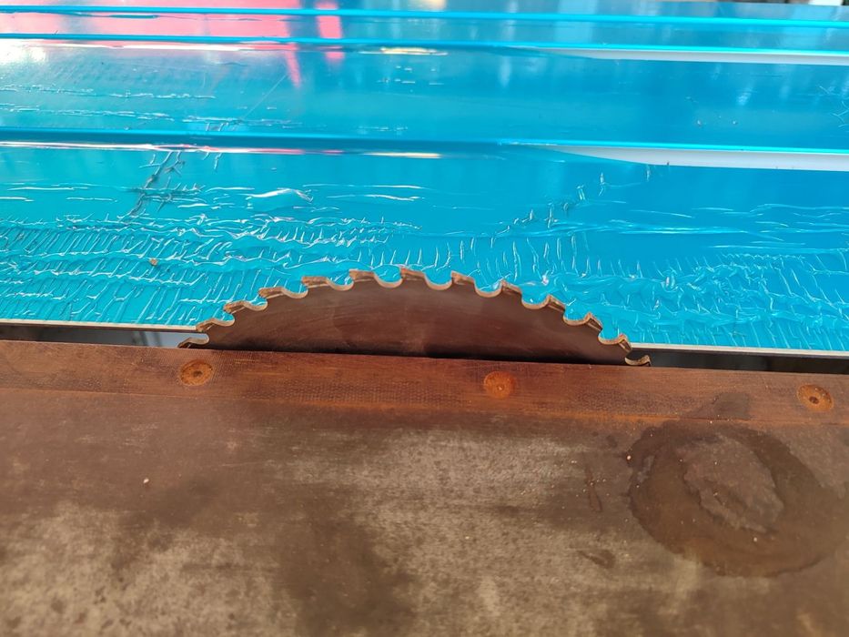 циркуляр за масив с чисто нова карета 1600мм.мотор 4 kw.без подрезвач