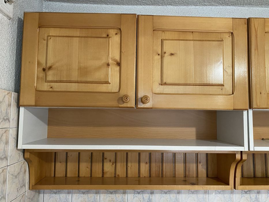 Кухненско обзавеждане ,шкафове от дърво ,мивка алпака