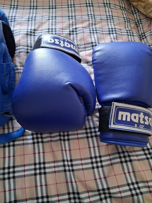 Продам шлем,перчатки