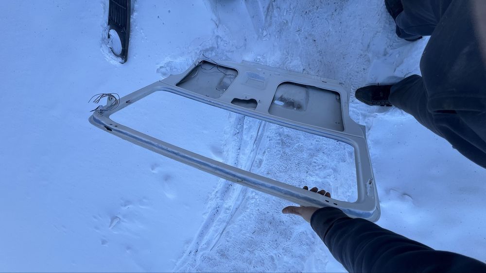 Двери правая левая нива и дверь богажника