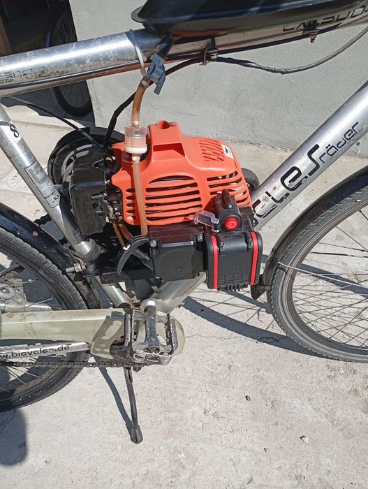 Bicicletă cu motor pe benzină