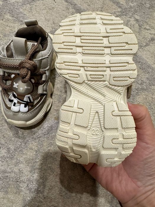 Продам кроссовки новый