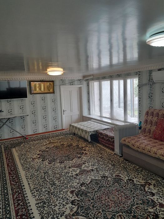 Срочно уй сотилади 8 сотих 9 хона и 3 та падвали бор