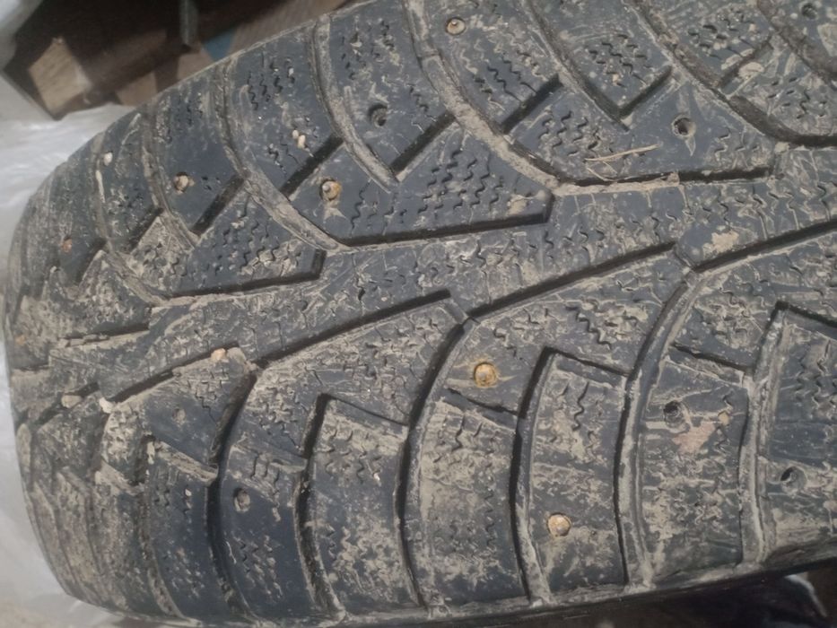Зимние шипованные шины 235/65 R17