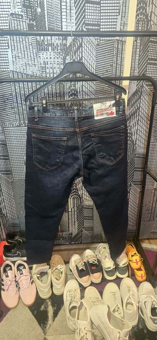 Vand blugi de calitate