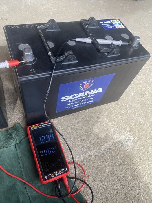 Vand doua baterii 12v