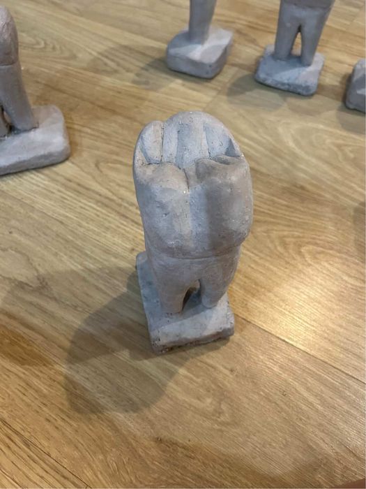 Моделирани зъби от глина