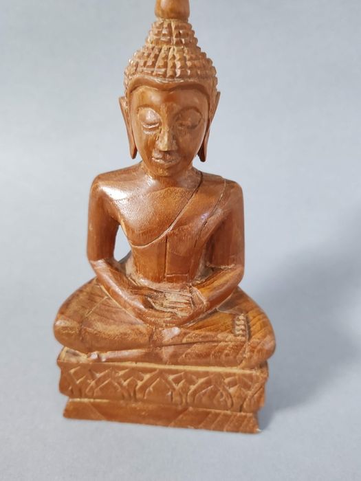 Statuie a lui Buddha așezat, sculptată manual, din lemn