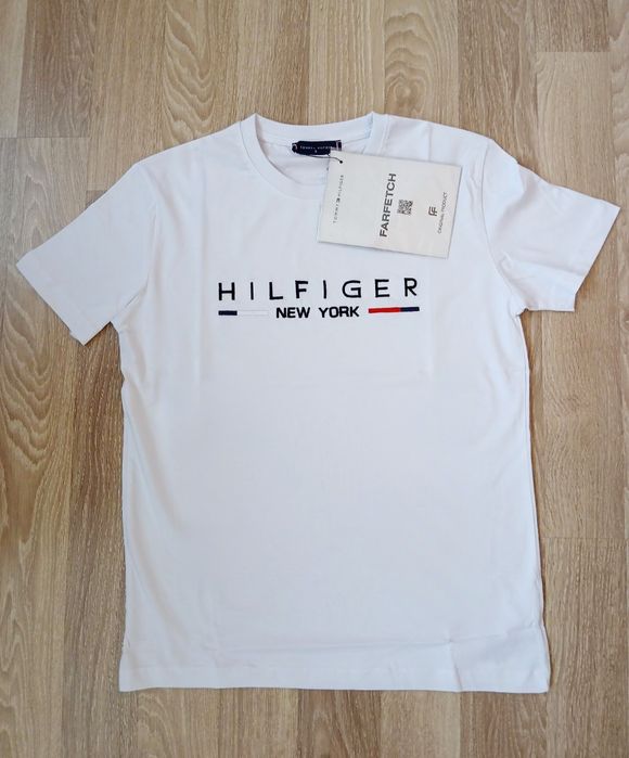 Tommy Hilfiger тениски в бял вариант - ТОП модел за сезона ! ! !