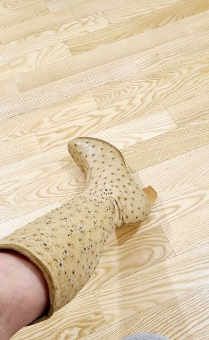 Ботуши  естествена мека кожа.Нови. С цип .
37 рр. Ток 4см. Удобни