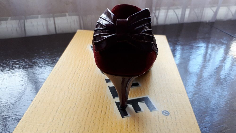 Обувки дамски тъмно червени , официални, с панделка отзад.