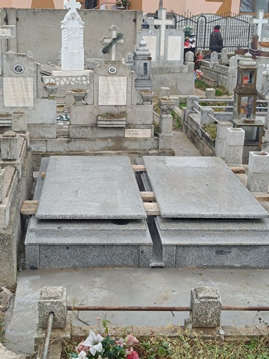 CAVOURI de Vânzare cu 2 sau 4 locuri,Cimitirul Sf Gheorghe, DROBETA