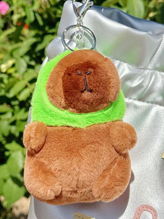 Очаровательный плюшевый брелок капибара
