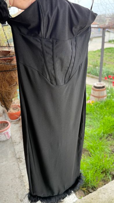 Черна рокля с пера