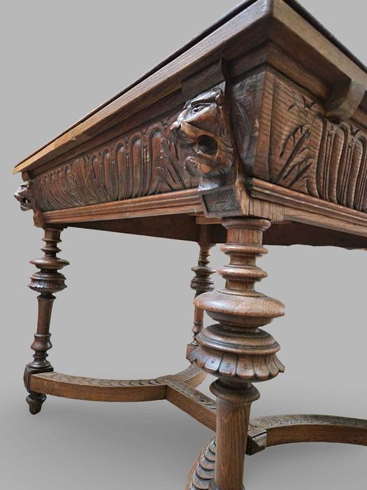 Дъбова трапезна антикварна маса с ръчно резбовани елементи